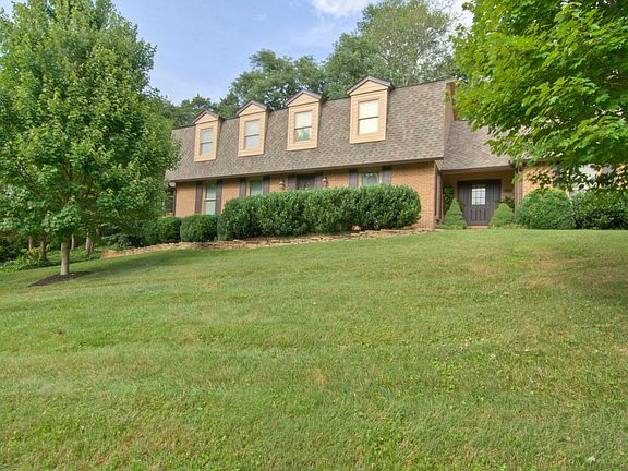 3rd image of 504 E Fox Den Dr