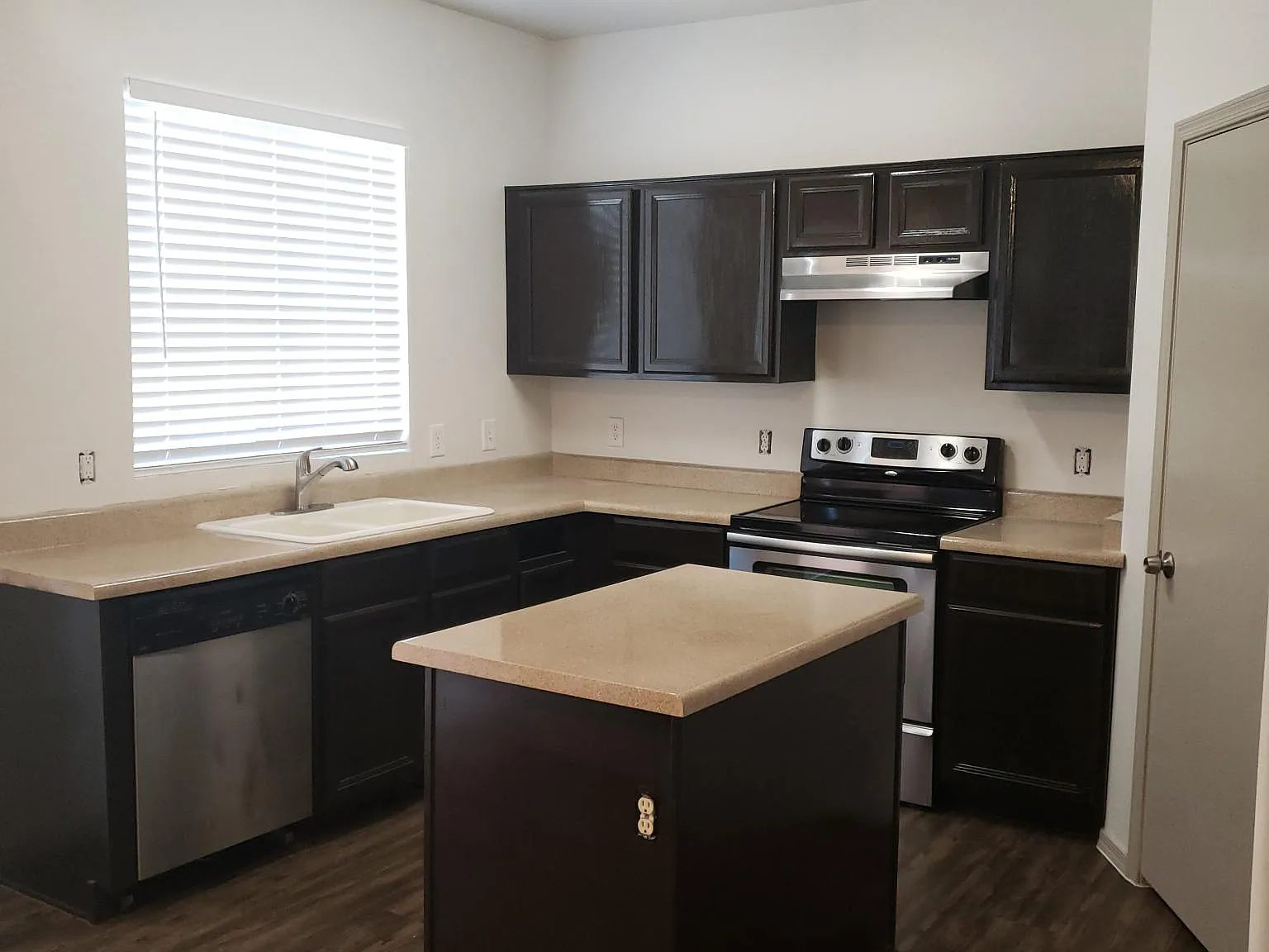 3 bed, 2.5 bath, 1519 sqft, $1,800 — Photo 4