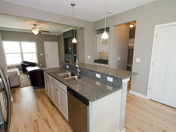 4th image of 317 Sunset Pl