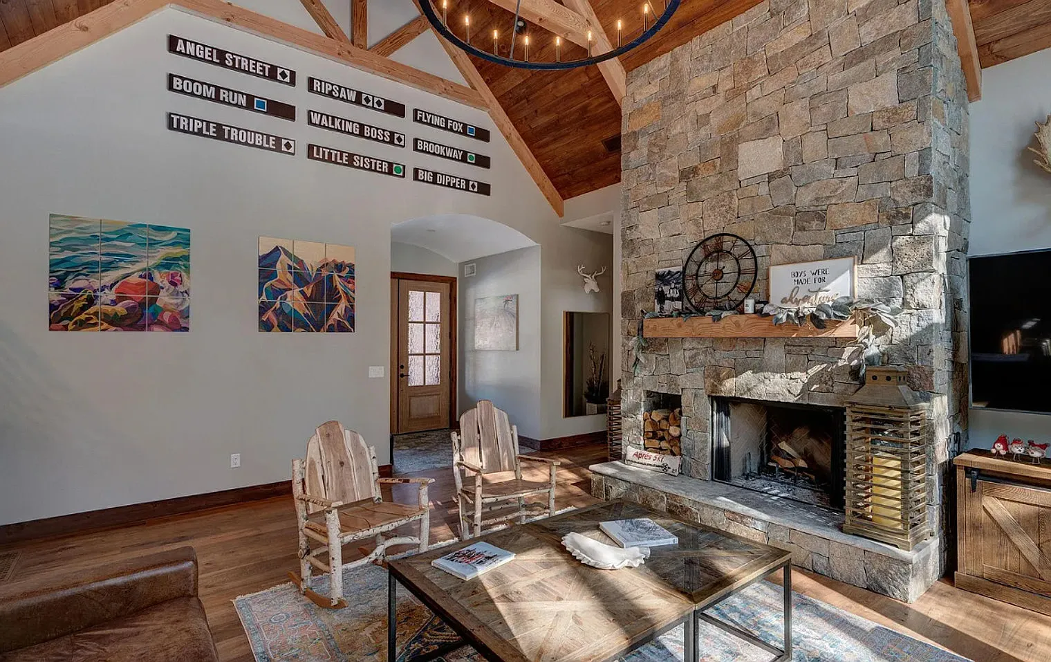 7 bed, 5.0 bath, 4294 sqft, $38,800 — Photo 2