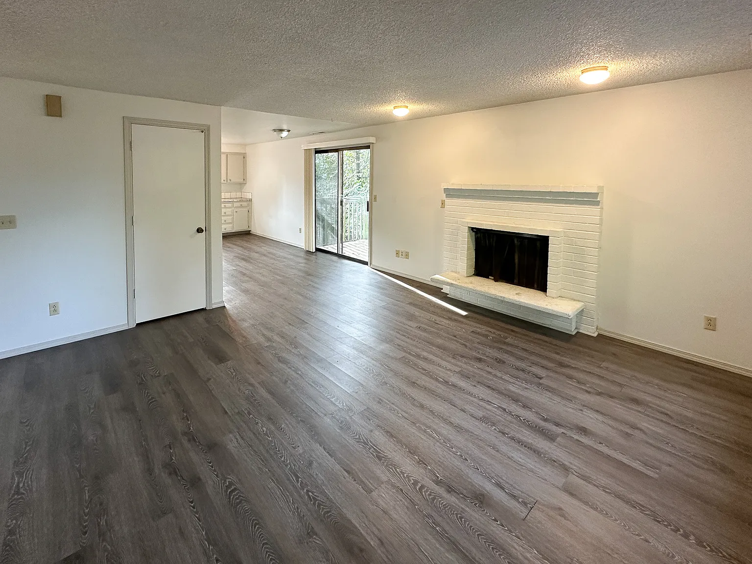 2 bed, 1050 sqft, $1,550 — Photo 2