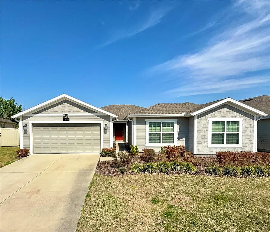 4 bed, 2.0 bath, 1900 sqft, $2,400 — Photo 1
