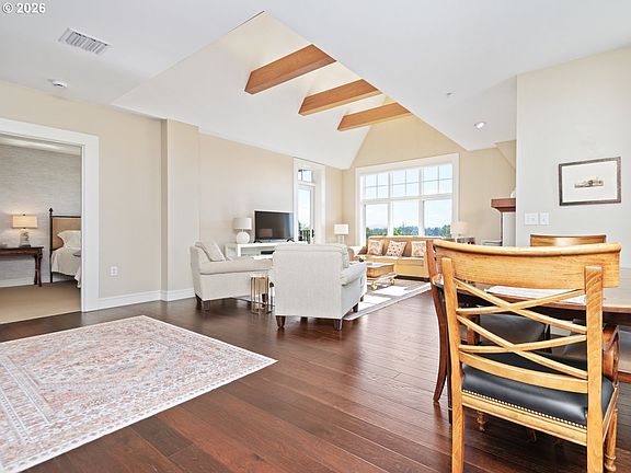 Living Room>