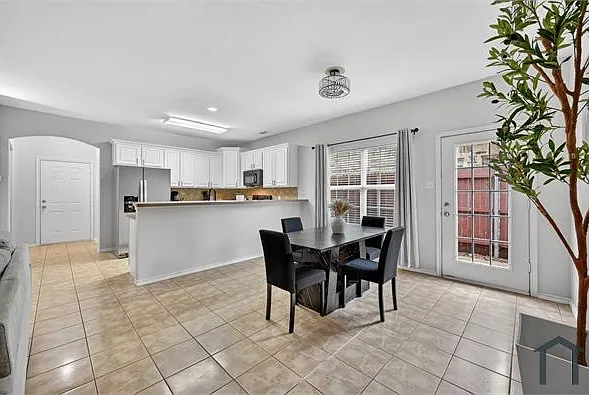4 bed, 1832 sqft, $3,600 — Photo 3