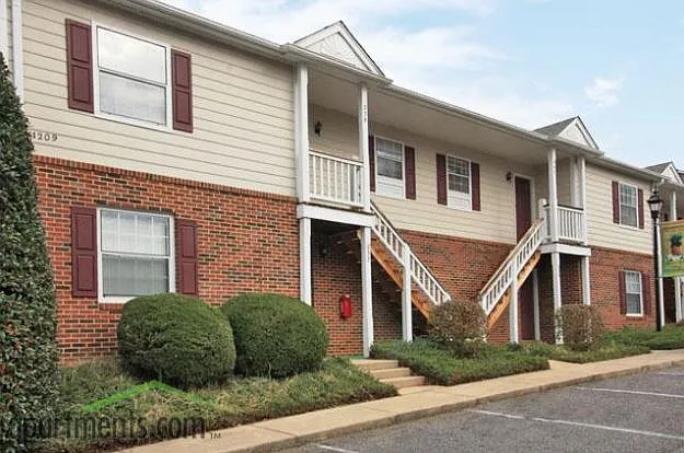Hickory Trace Village Apartments — Photo 9