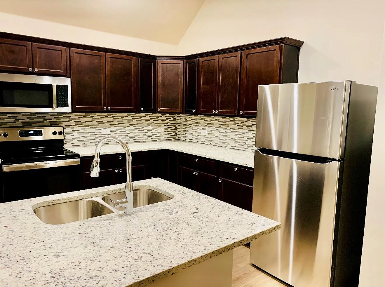 3 bed, 2.0 bath, 1600 sqft, $1,925 — Photo 4