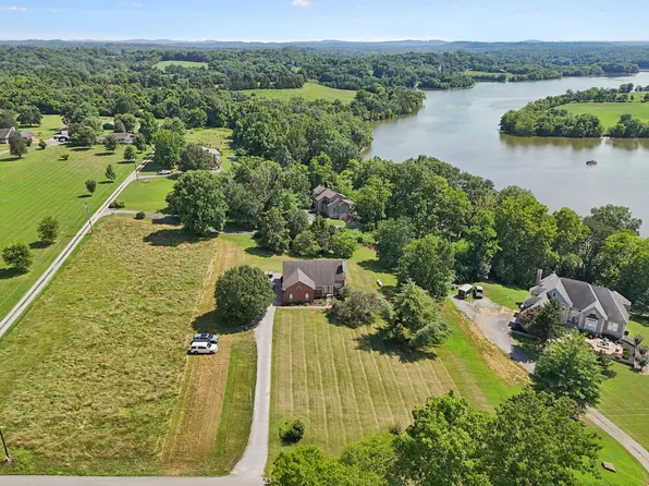 131 E Robertson Rd, Castalian Springs, TN 37031