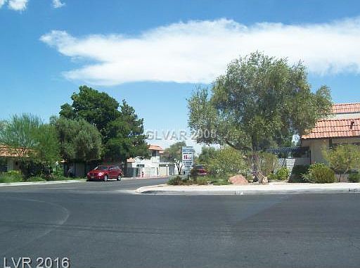 3rd image of 900 Willow Tree Dr Unit B