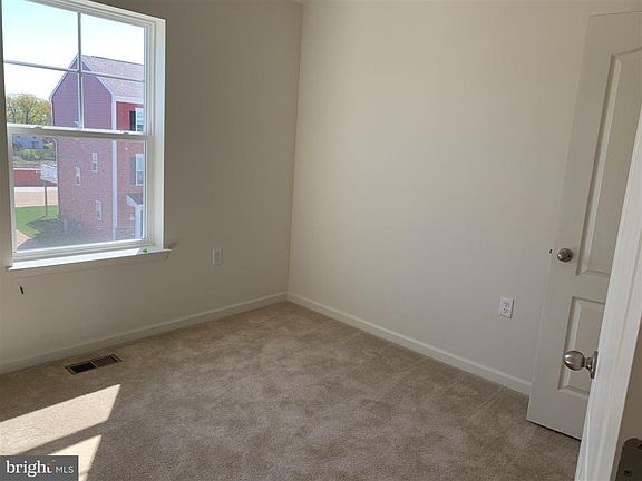 4th image of 122 Metcalf Ln