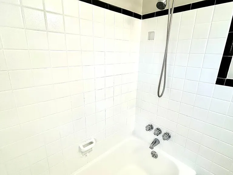 1107 W Rowan St — Photo 17