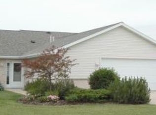 1604 Twin Lakes Cres, Green Bay, WI 54311