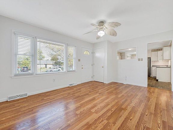 5th image of 4636 Long Acre Dr NE