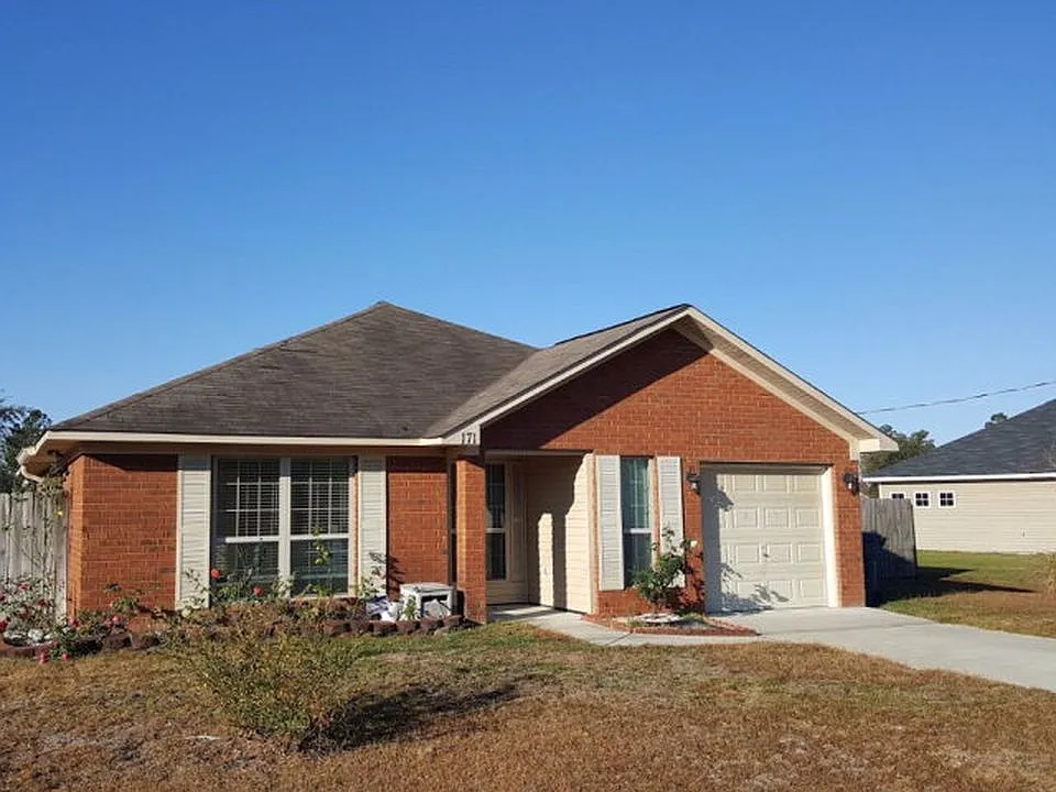 Charming 3-Bedroom Brick Home in Ludowici - Available for Rent — Photo 1