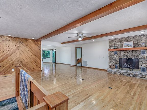 4th image of 727 White Oak Cir