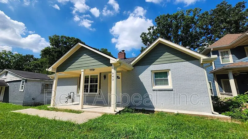 943 Violet St SE