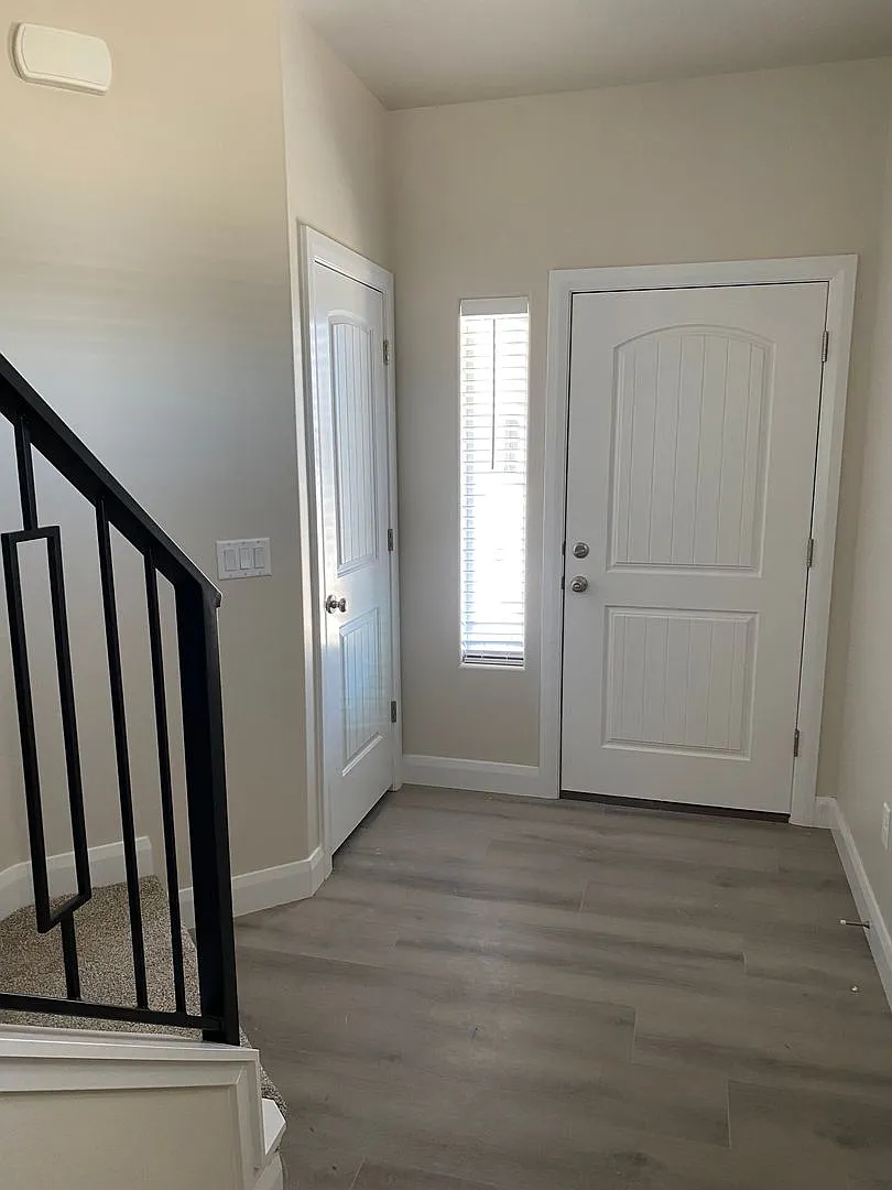 Beautiful upgraded end unit! 3 bedroom, 2.5 bathroom townhome in Cedar City! — Photo 2