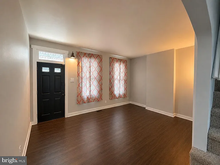 637 Powell St — Photo 3