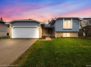 1650 Crestline Dr, Troy, MI