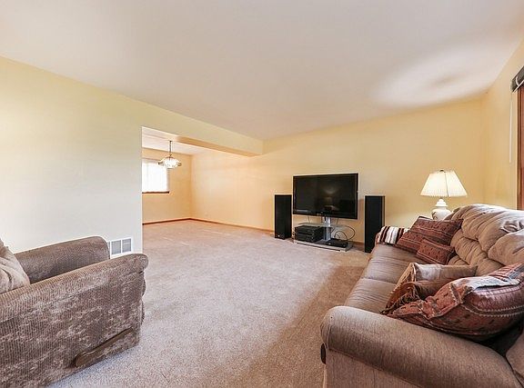 2nd image of 1543 Castlewood Dr
