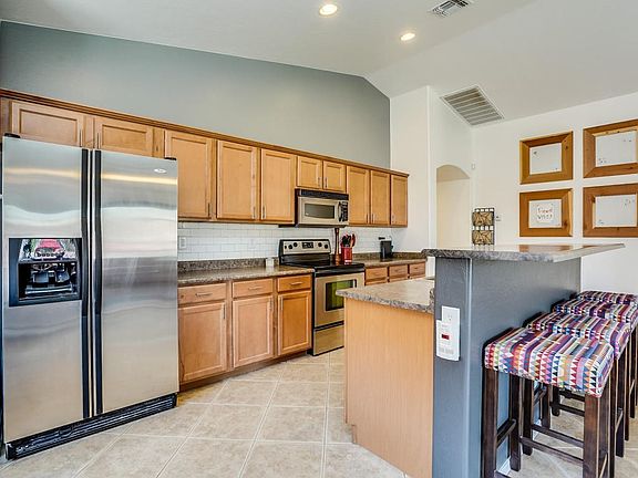 Kitchen island & breakfast bar
