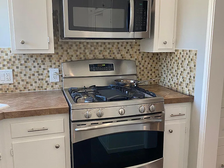 1610 Winona Ave — Photo 11