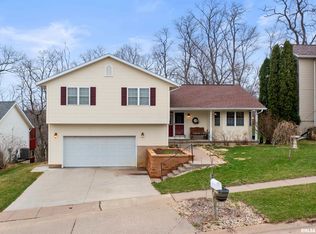 617 N 4th St, Le Claire, IA