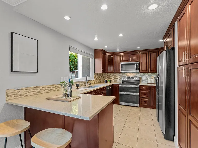 3833 Burton Cmn — Photo 2