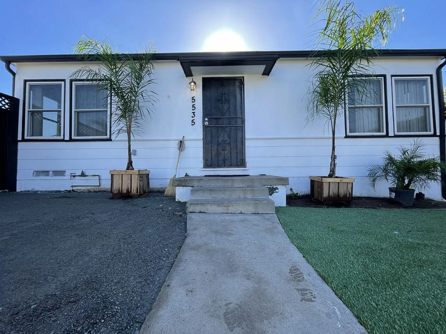 Beautifully renovated 3 bedroom/2 bath house — Photo 2