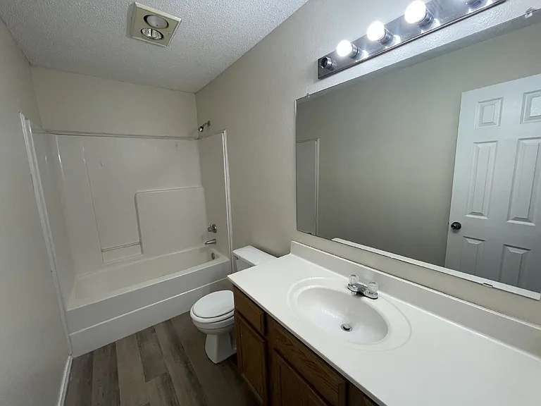 1605 Kirby Ave — Photo 10