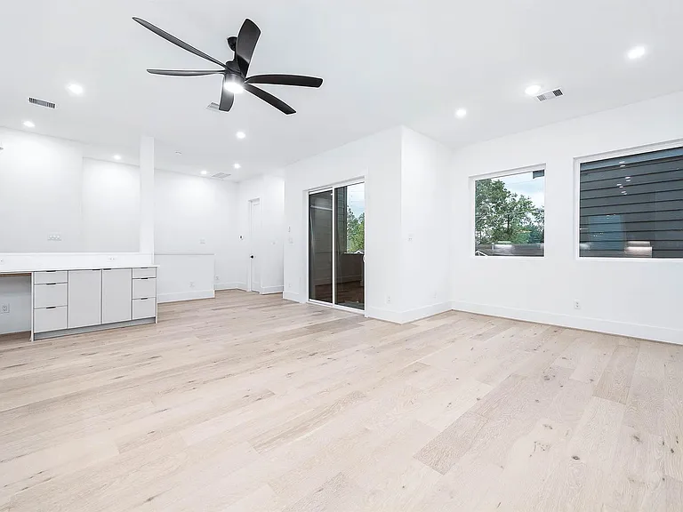319 N Nagle St — Photo 17