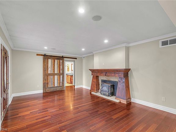 4th image of 914 Garford Ave