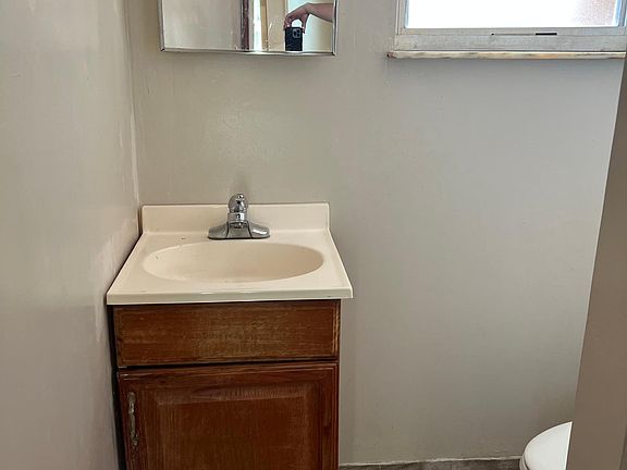 3rd image of 520 1/2 Highland St N