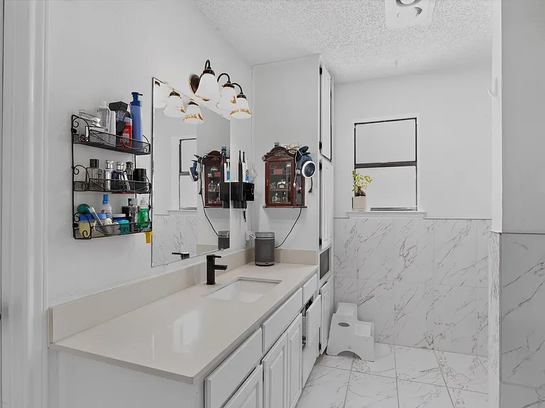 2324 Markland St — Photo 17