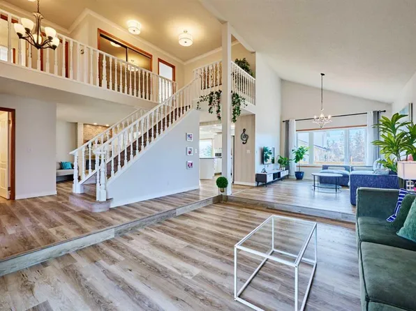 15 NE Hawkbury Close NW, Calgary, AB T3G 3N2