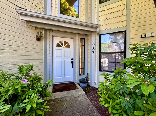 983 E Foxhill Dr, Fresno, CA 93720