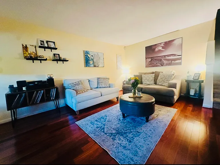 952 La Barbera Dr — Photo 1