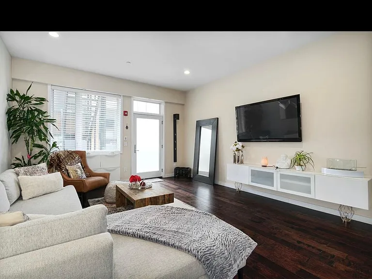 817 N Lawrence St #201 — Photo 10