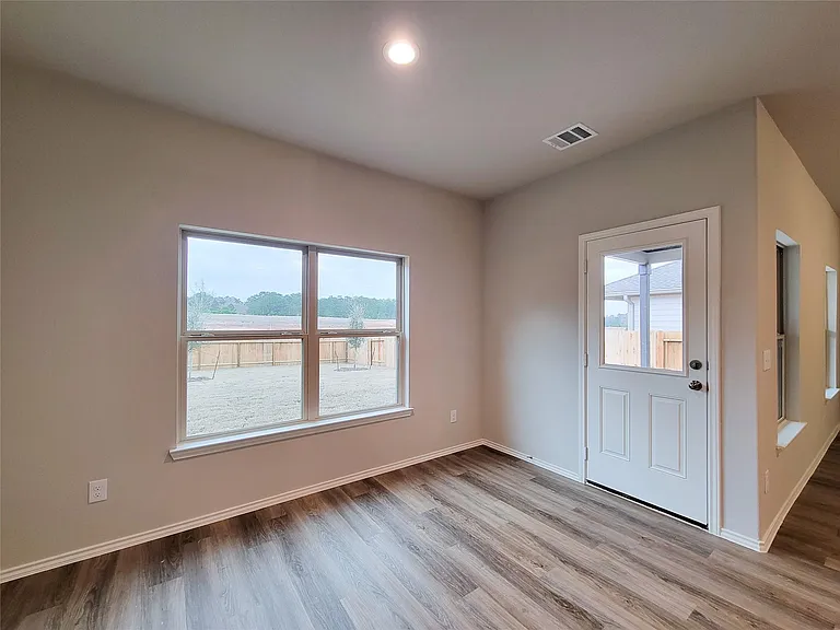 942 Amesbury Ct — Photo 14