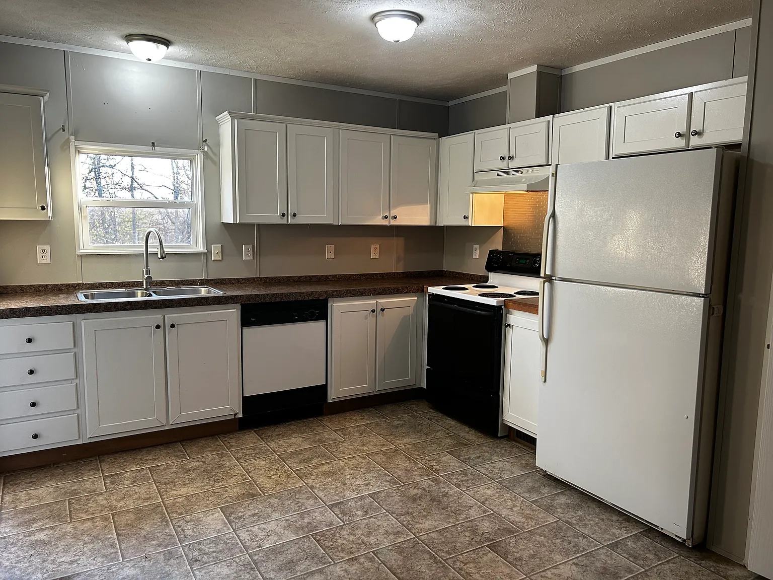 3 bed, 1028 sqft, $1,045 — Photo 3
