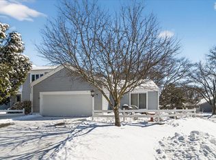 61 Oak Creek Trl, Madison, WI 53717