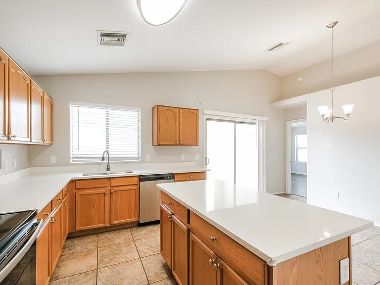 1114 E Fraktur Rd — Photo 10