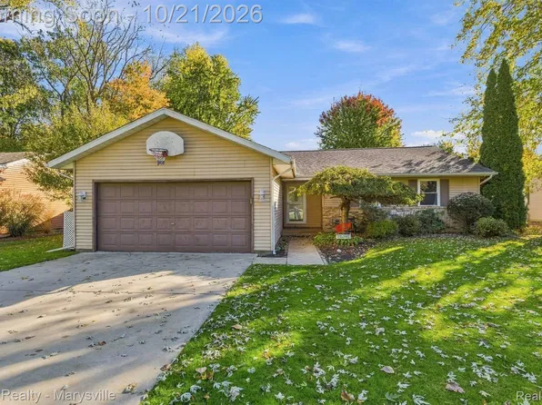 3754 State Rd, Fort Gratiot, MI 48059