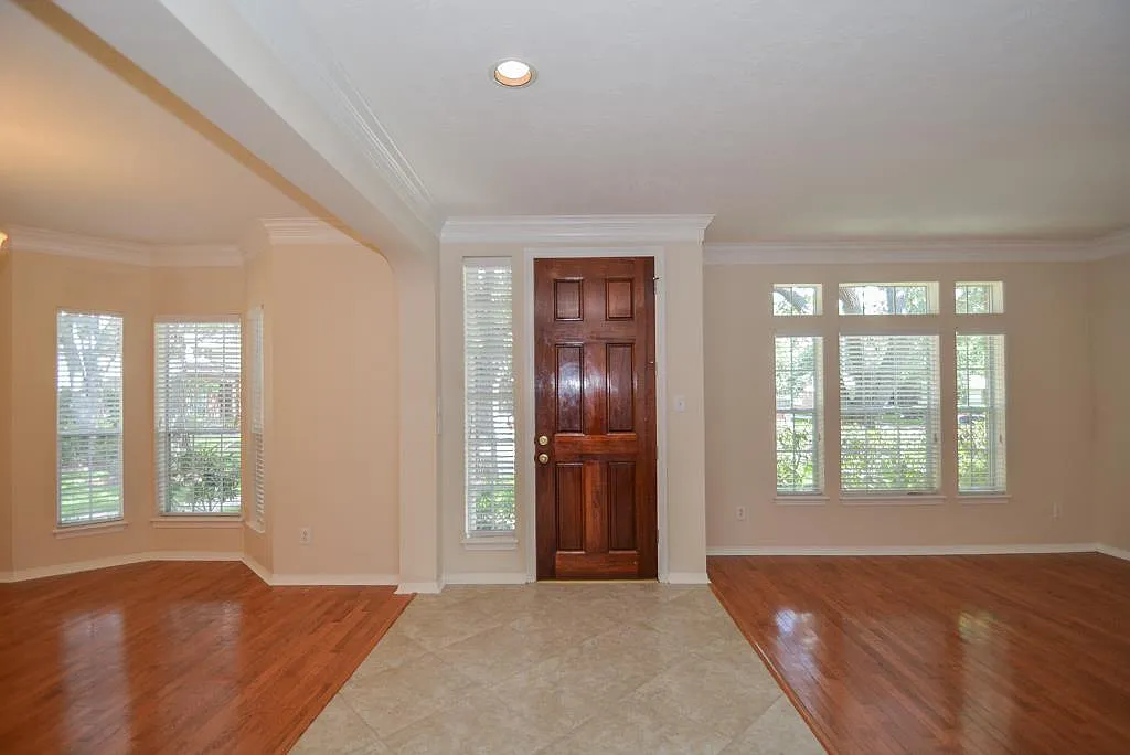 4 bed, 2.5 bath, 2803 sqft, $3,000 — Photo 2