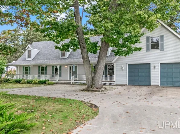 1620 Lake Shore Dr, Gladstone, MI 49837