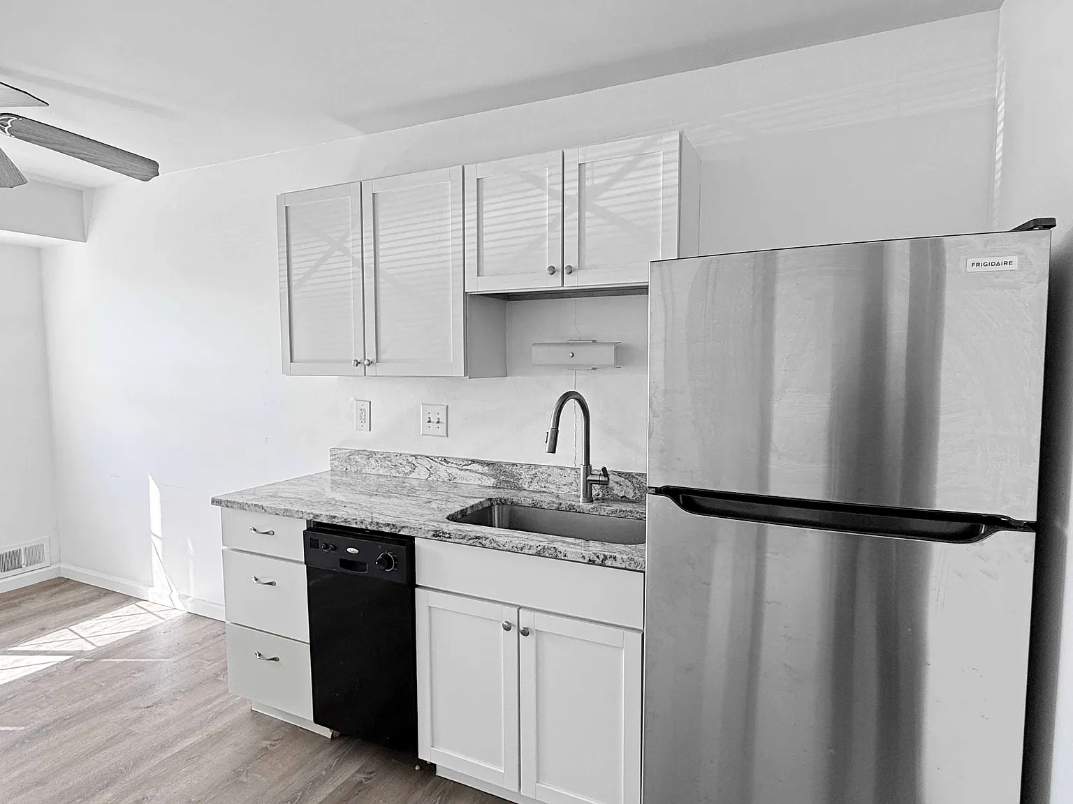 2 bed, 1.5 bath, 908 sqft, $1,350 — Photo 2
