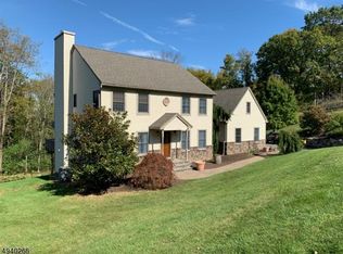 3 Pfauth Dr, Glen Gardner, NJ 08826