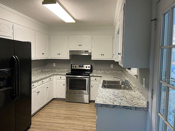 3rd image of 214 Suffolk Dr