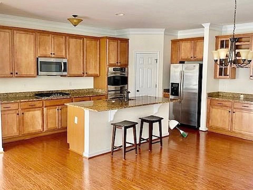 Kitchen with large island