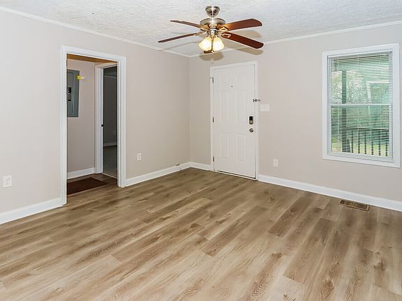 3rd image of 1308 Greenbriar Dr