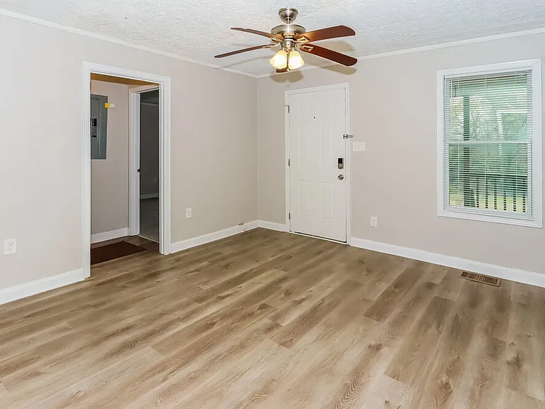 1308 Greenbriar Dr — Photo 3